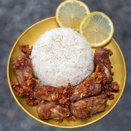 ข้าวซี่โครงหมูทอดกระเทียม