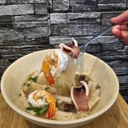 ก๋วยจั๊บญวนหมูยอ + กุ้ง + ปลาหมึก