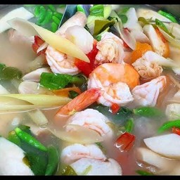 ต้มยำรวมมิตร ใบกระเพราหอม