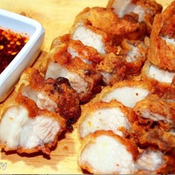 หมูสามชั้นทอดน้ำปลา 1 ขีด น้ำจิ้มแจ่วแซ่บ