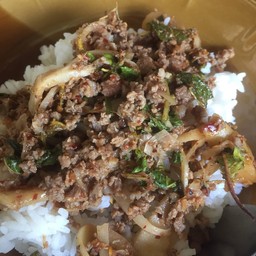 ผัดเผ็ดเนื้อหน่อไม้ดองราดข้าว