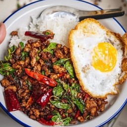 ข้าวกะเพราหมูสับโบราณคั่วพริกแห้ง