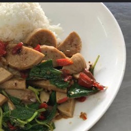 ข้าวกระเพราหมูยอราดข้าว