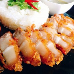ข้าวหมูสามชั้นทอด น้ำจิ้มแจ่มแซ่บ
