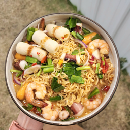 ยำมาม่ารวมมิตร (ใส่ผงมาม่า)