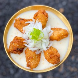 ปีกไก่ราดซอสโยเกิร์ตหัวหอม