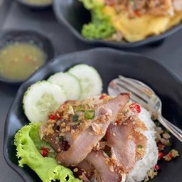 ข้าวคอหมูย่าง คั่วพริกเกลือ (ไม่รับไข่)