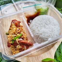 หมูหมักคั่วกระเทียมพริกสด ข้าวหอมมะลิ