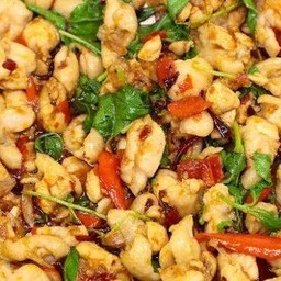 กระเพราไก่ ราดข้าว