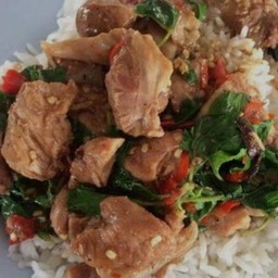 กระเพราหมูชิ้น