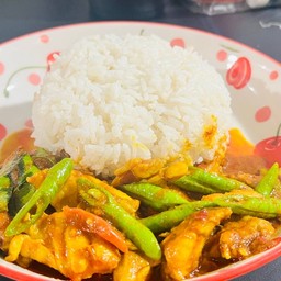 ข้าวผัดพริกแกงไก่