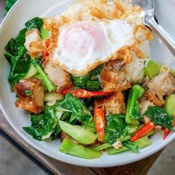 ผัดคะน้าหมูกรอบราดข้าว