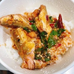 [อร่อยซ่ากับโค้ก] ข้าวกะเพราปลากระป๋องพริกแห้ง +  แฟนต้า กลิ่นสตรอว์เบอร์รี (กระป๋อง)