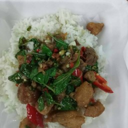 กระเพราหมูกรอบราดข้าว