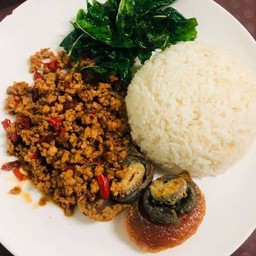 ข้าวกระเพราหมูสับไข่เยี่ยวม้า