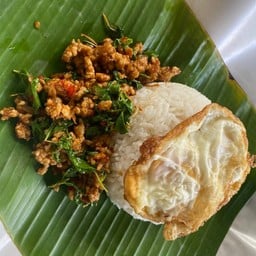 ข้าวผัดกะเพรา หมู