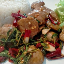 กะเพราลูกชิ้นเอ็นเนื้อเนื้อแท้ๆ กรึดกรุบๆ