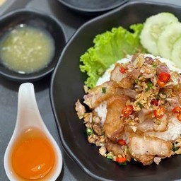 ข้าวหมูสามชั้นทอด คั่วพริกเกลือ ไข่ดอง