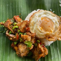 กระเพราหมูกรอบ