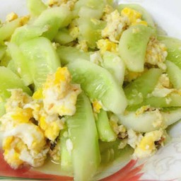 ผัดแตงกวาใส่ไข่ ราดข้าว