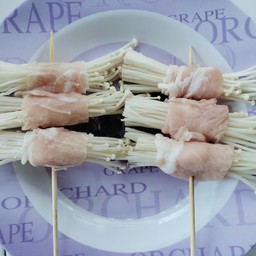 หมูสไลด์พันเห็ดเข็มทอง