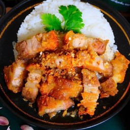 ข้าวหมูกรอบกระเทียม