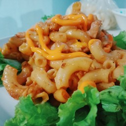 มักกะโรนีผัดซอสชีส