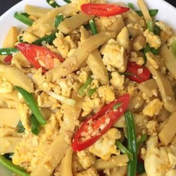 ผัดหน่อไม้ใส่ไข่