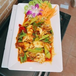 ปลาหมึกผัดพริกแกง