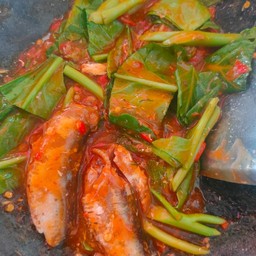 คะน้าปลากระป๋องราดข้าว