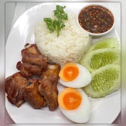 ข้าวซี่โครงหมูทอด+ไข่ต้ม+น้ำพริก(เลือกได้)+ผักสด