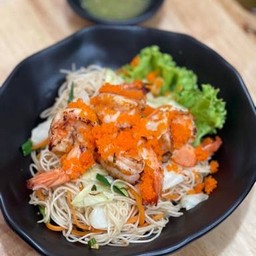 ผัดหมี่กุ้ง โรยไข่กุ้ง