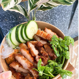 หมูสามชั้นล้วน ( กับข้าว ) พร้อมผัก และน้ำพริก 2 อย่าง