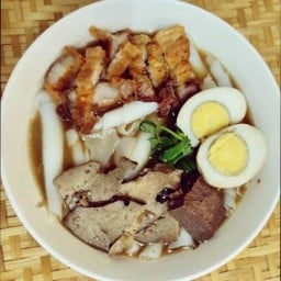 ก๋วยจั๊บน้องเรียวม่า กะเพราหมูกรอบ