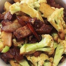 สามชั้นผัดกะหล่ำดอก ราดข้าว