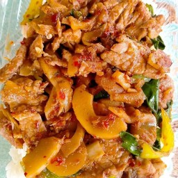 กะเพราหมูชิ้นหน่อไม้ดอง+ไข่ดาวพร้อมซุป