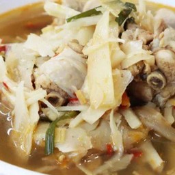 แกงหน่อไม้ส้มใส่ไก่