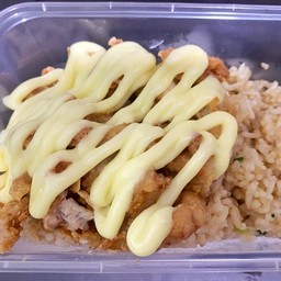 ข้าวผัดกระเทียมไก่คาราเกะมาโย