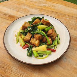 ผัดคะน้าหมูกรอบ (กับข้าว)