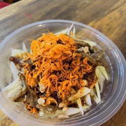 มะม่วงสับราดน้ำปลาหวานโรยหน้าถั่วปลากรอบกุ้งเเดงพร้อมพริกเกลือเค็มและกะปิ