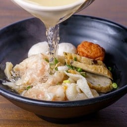 ก๋วยเตี๋ยวลูกชิ้นปลาทรงเครื่อง