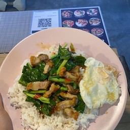 คะน้าหมูกรอบ