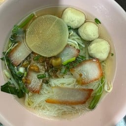 ก๋วยเตี๋ยวหมูแดงลูกชิ้น