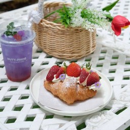 Strawberry and Cream Croissant(Delivery)