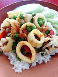 กระเพราปลาหมึกราดข้าว