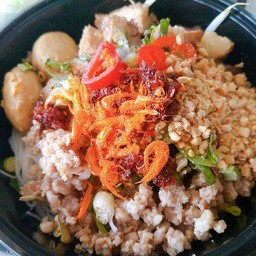 บะหมี่เกี๊ยวแห้งหมูสับลูกชิ้นกากหมูฉ่ำๆ