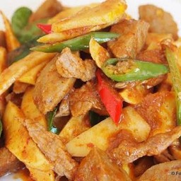 ผัดพริกแกงหน่อไม้หมู ราดข้าว