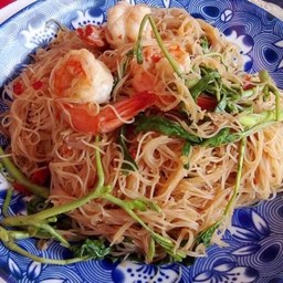 ผัดหมี่กระเฉดกุ้งสด