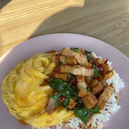ข้าวไข่ข้นซอสกะเพราหมูกรอบ