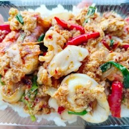 ผัดผงกระหรี่ทะเลราดข้าว